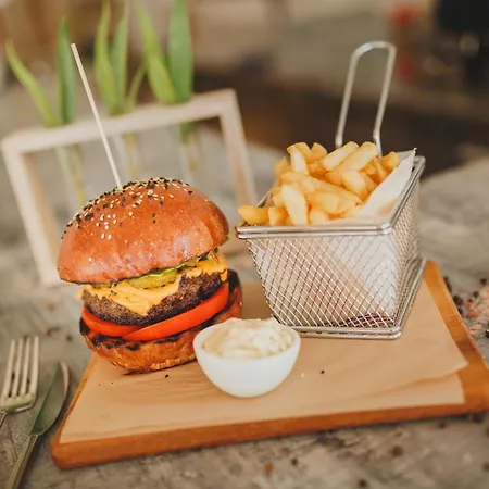 Luxury Two Bedroom Penthouse In Caesar & Spa, Long דירה *