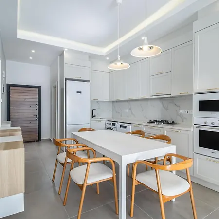 Luxury Two Bedroom Penthouse In Caesar & Spa, Long