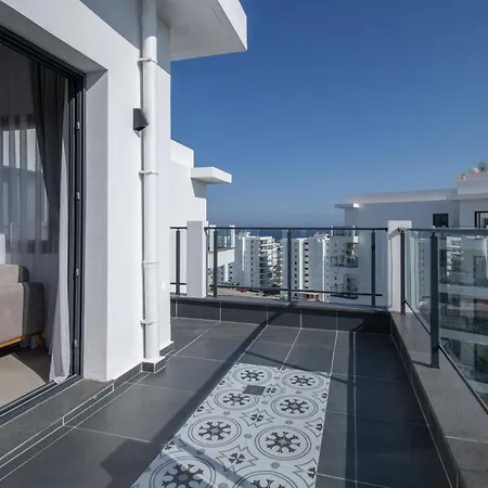 Luxury Two Bedroom Penthouse In Caesar & Spa, Long