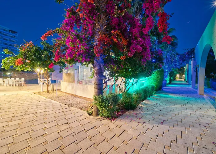 Luxury Two Bedroom Penthouse In Caesar & Spa, Long